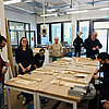 Zu Gast im Fachbereich Gestaltung: Studierende des Masterseminars „Neue Musik Praxis“ in einem Workshop zum Thema Instrumentenbau. Foto: Yiyang Zhao