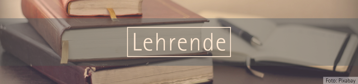 Ein Stapel Bücher und ein offenes Notizbuch. Im Vordergrund der Text "Lehrende".
