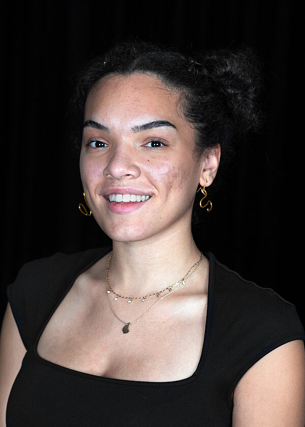 Isabella Kanini Fischer vor schwarzem Hintergrund