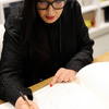 Marina Abramović trägt sich in das Gästebuch der Folkwang Universität der Künste ein. Foto: Ursula Kaufmann