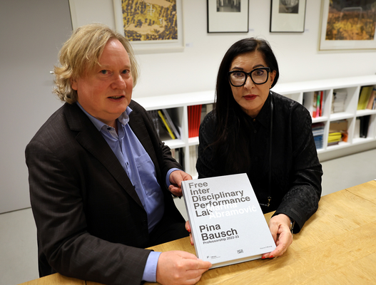 Prof. Dr. Andreas Jacob, Rektor der Folkwang Universität der Künste, und Marina Abramović mit der Publikation zur ersten Pina Bausch Professur. Foto: Ursula Kaufmann