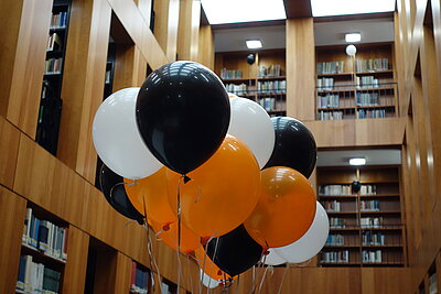 20220919 Luftballons Lesesaal