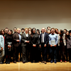 Marina Abramović (Mitte) mit ihren Studierenden sowie Salomon Bausch (links), Emma Ridgway (2.v.l.), Prof. Dr. Andreas Jacob (5.v.l.), Ina Brandes (6.v.l.), Prof. Peter Gorschlüter (6.v.r.) und Wayne Götz (5.v.r.). Foto: Ursula Kaufmann