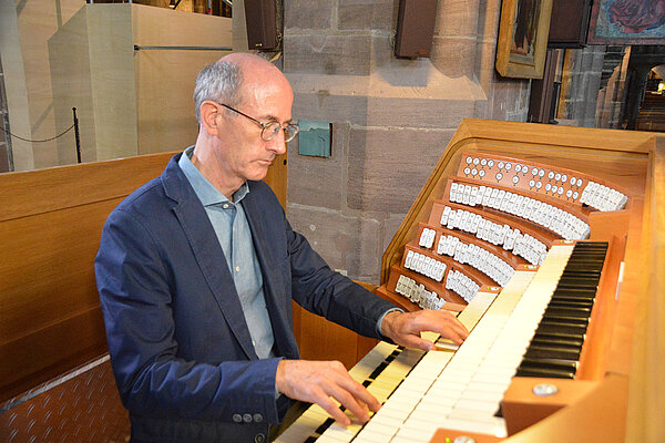 Roland Maria Stangier an der Orgel in St. Lorenz, Nürnberg | Foto: Hans Batz