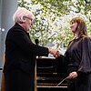 Dr. Karoline Friemann (Zonta-Club Bochum) und Preisträgerin Paula Winteler. | Foto: Hanna Andal