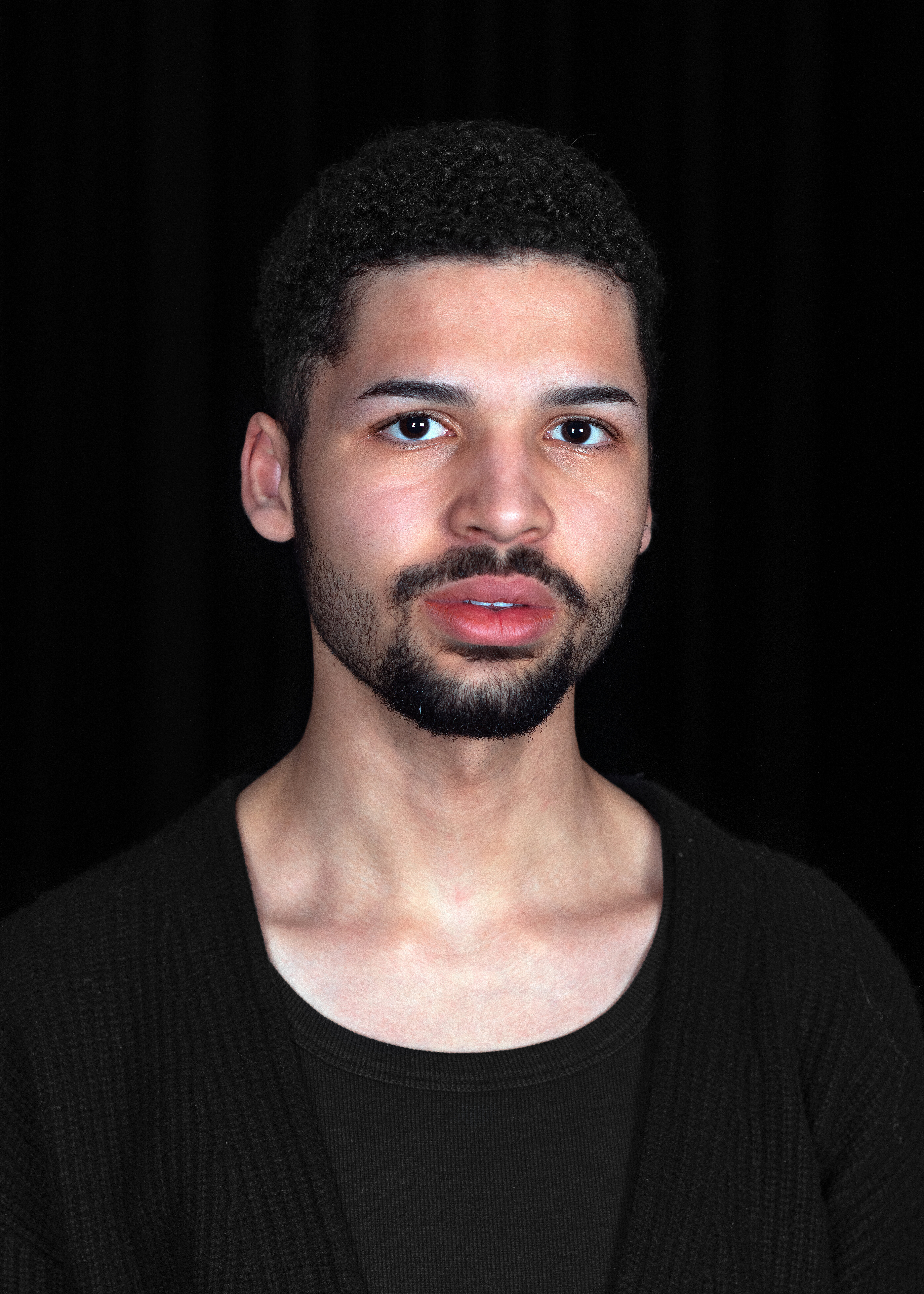 Jerome-Joseph Clemons vor schwarzem Hintergrund