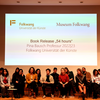 Marina Abramović mit ihren Studierenden auf dem Podium zum Book Release im Museum Folkwang. Foto: Ursula Kaufmann