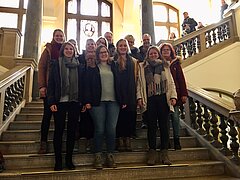 Personengruppe in einem Treppenhaus
