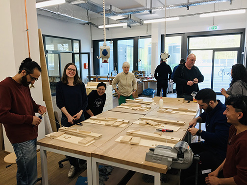 Zu Gast im Fachbereich Gestaltung: Studierende des Masterseminars „Neue Musik Praxis“ in einem Workshop zum Thema Instrumentenbau. Foto: Yiyang Zhao