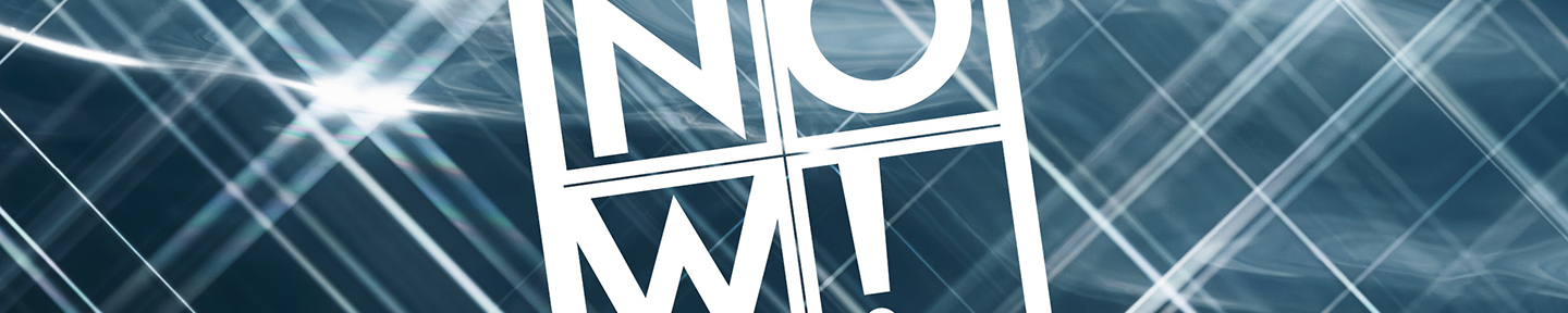 NOW! Logo vor blauem Hintergrund mit weißen Lichtdetails